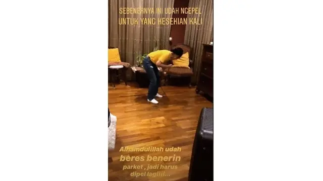 6 Momen Yuni Shara saat Bersihkan Rumah Usai Banjir, Ngepel Lantai