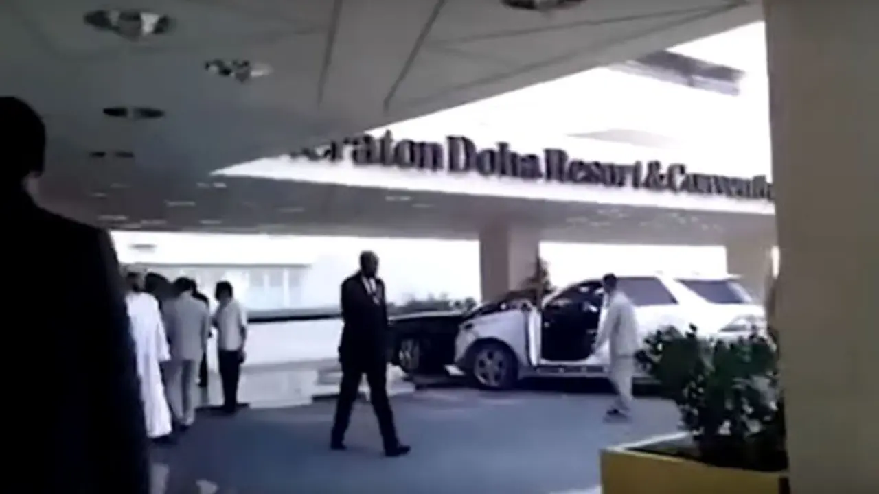 Pengemudi Mercy Mabuk Tabrak Rolls Royce di Hotel Sheraton