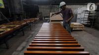 Pekerja membuat mebel di kawasan Tangerang, Selasa (3/11/2020). Kementerian Koperasi dan UKM mengajak para pelaku UMKM yang telah siap mengekspor untuk memanfaatkan Generalized System of Preference (GSP). (Liputan6.com/Angga Yuniar)