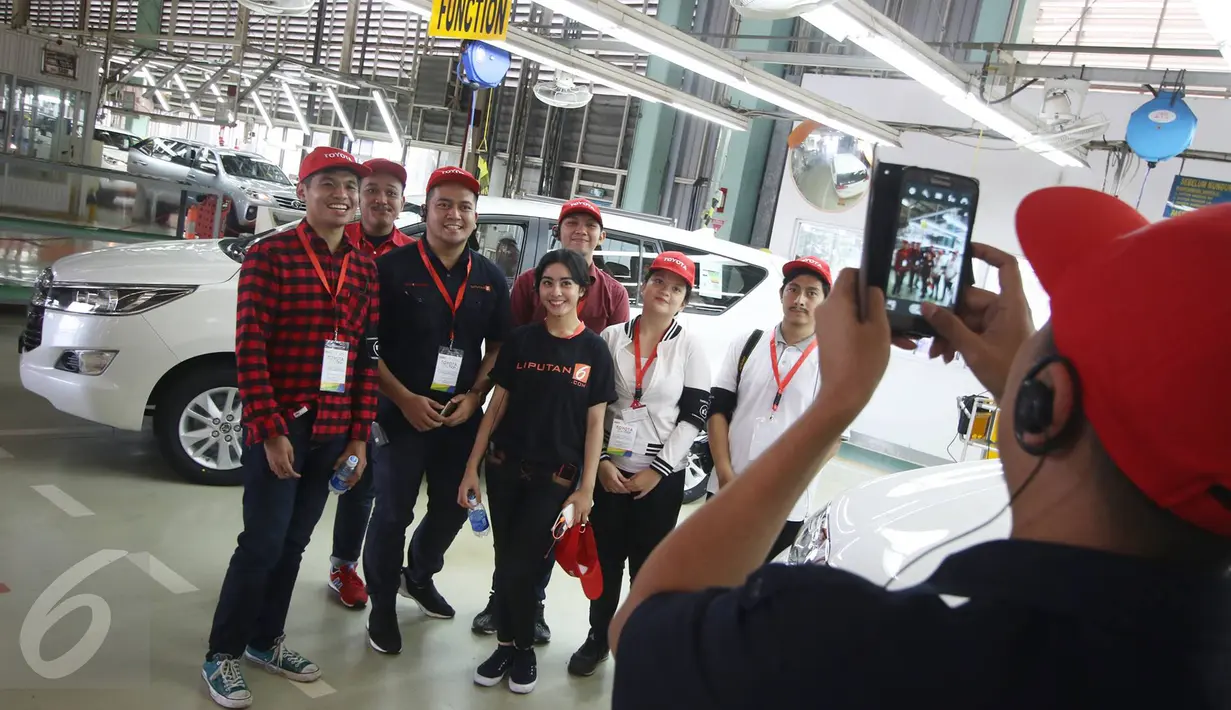 Peserta Campus CJ Edutrip berfoto bersama saat berkunjung ke tempat pembuatan mobil Toyota Fortuner dan Innova di TMMIN Karawang Plant 1, Jawa Barat, Kamis (23/2). (Liputan6.com/Immanuel Antonius)