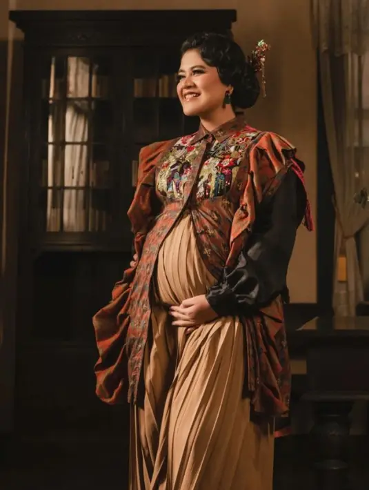 Di Kehamilan ketiganya, Kahiyang Ayu tampil serba coklat dengan atasan panjang bernuansa etnik dengan aksen ruffle dibagian lengan dipadukan rok plisketnya. 
[@ayanggkahiyang]