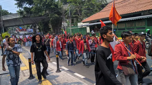 Mahasiswa Universitas Bung Karno berjalan menuju Istana Kepresidenan, Jakarta Pusat, memprotes revisi UU KPK. (Liputan6.com/Raden Trimutia Hatta)