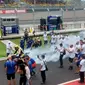 Toprak Razgatlioglu disambut tim PATA Yamaha usai balapan di race 1 (Liputan6.com/Hans Bahanan)