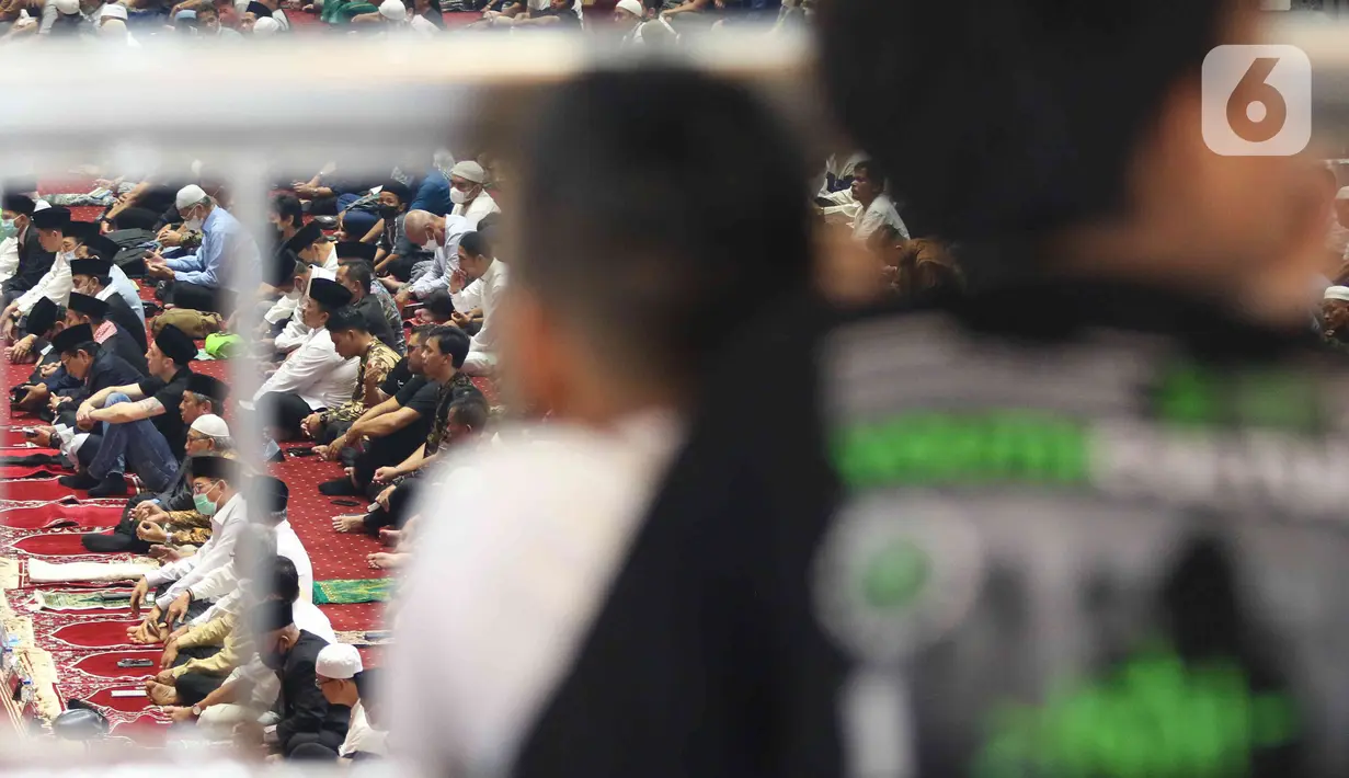 Mantan pesepakbola Timnas Jerman Mesut Ozil mendengarkan ceramah sebelum melaksanakan Sholat Jumat di Masjid Istiqlal, Jakarta, Jumat (27/5/2022). Dalam kunjungannya ke Indonesia, mantan pesepakbola Timnas Jerman tersebut menyempatkan Sholat Jumat di Masjid Istiqlal. (Liputan6.com/Herman Zakharia)