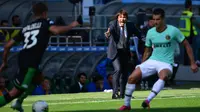 Pelatih Inter Milan, Antonio Conte, memberikan instruksi kepada pemainnya saat melawan Sassuolo pada laga Serie A Italia di Stadion Mapei, Reggio-Emilia, Minggu (20/10). Sassuolo kalah 3-4 atas Inter. (AFP/Miguel Medina)