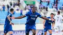 Striker Arema FC, Samule Otusanya, melakukan selebrasi setelah mencetak gol penyeimbang 2-2 saat menghadapi Bhayangkara Presisi Lampung FC dalam lanjutan BRI Super League 2026/2027 di Stadion Kanjuruhan, Malang, Sabtu (10/10/2026). Gol tersebut memastikan Singo Edan bangkit setelah tertinggal dua gol pada babak pertama dan menyelamatkan satu poin di hadapan Aremania. (Bola.com/Iwan Setiawan)