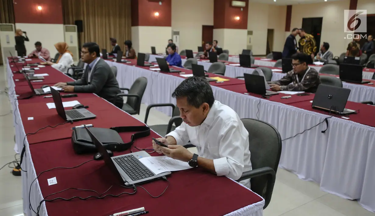 Peserta bersiap mengikuti tes profile assessment seleksi calon pimpinan (capim) KPK di Gedung Lemhanas, Jakarta, Kamis (8/8/2019). Sebanyak 40 orang capim KPK menjalani tes profile assessment selama dua hari yakni 8-9 Agustus 2019. (Liputan6.com/Faizal Fanani)