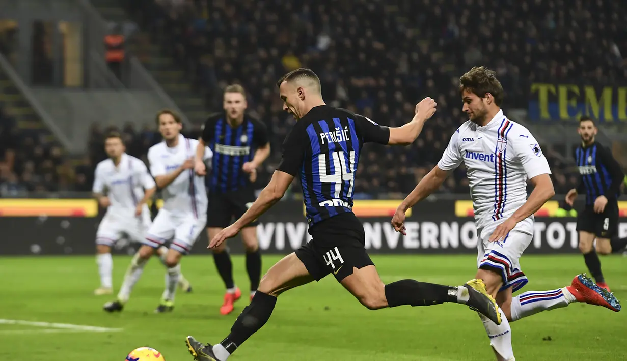 Ivan Perisic melepaskan umpan pada laga lanjutan Liga Italia Serie A yang berlangsung di stadion Giuseppe Meazza, Milan, Senin (18/2). Inter Milan menang 2-1 atas Sampdoria. (AFP/Miguel Medina)