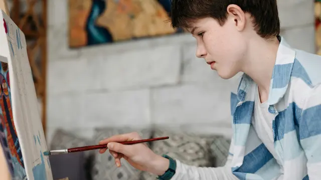 4. Membuat Kerajinan Tangan