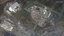 Foto satelit menunjukkan pabrik lilin Mayfield Consumer Products dan bangunan sekitarnya rusak setelah terjangan tornado di Mayfield, Kentucky, Amerika Serikat, 11 Desember 2021. Sebanyak 78 orang tewas setelah serangkaian tornado mengamuk di AS. (Satellite image ©2021 Maxar Technologies via AP)