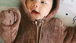 Arthur memakai jaket beruang membuatnya tampak imut dan lucu. Di akun instagramnya, ia sering membagikan foto tentang keseharian Arthur. (Liputan6.com/IG/@arthurm.po)