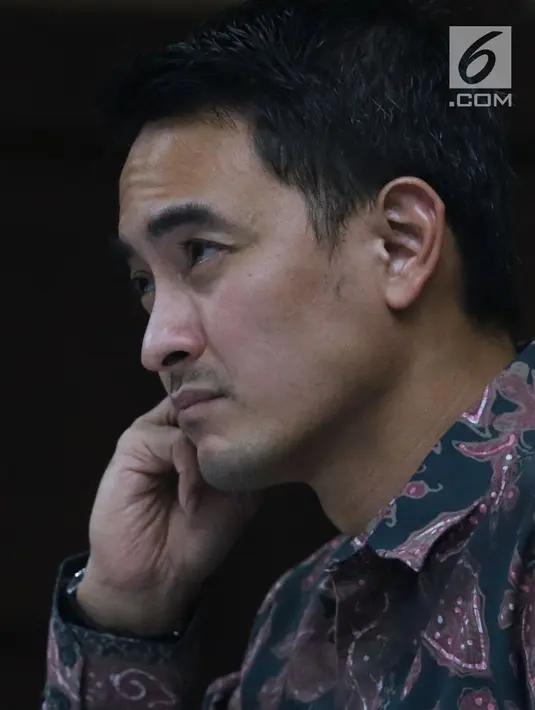 Gubernur nonaktif Jambi, Zumi Zola saat menjalani sidang lanjutan kasus dugaan menerima gratifikasi dan suap di Pengadilan Tipikor Jakarta, Kamis (6/9). Sidang menghadirkan 10 orang saksi dari unsur PNS dan swasta. (Liputan6.com/Helmi Fithriansyah)