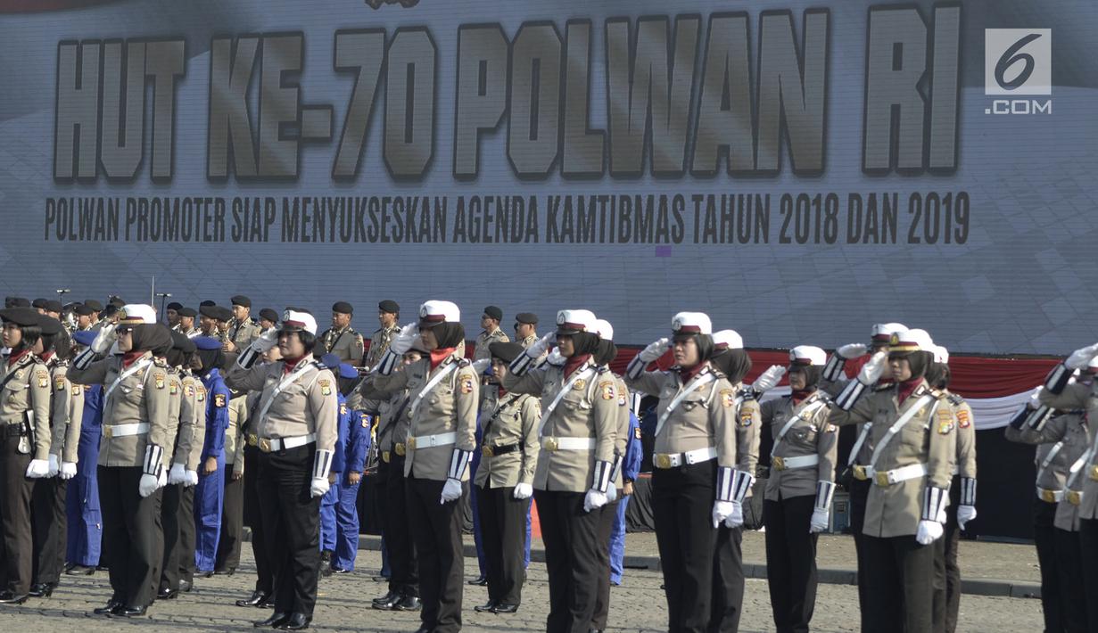 Anggota polisi wanita (Polwan) berbaris saat peringatan HUT ke-70 Polwan di Lapangan Monas, Jakarta, Senin (3/9). Berbagai atraksi ketangkasan diperlihatkan sejumlah polwan. (Merdeka.com/Iqbal S. Nugroho)