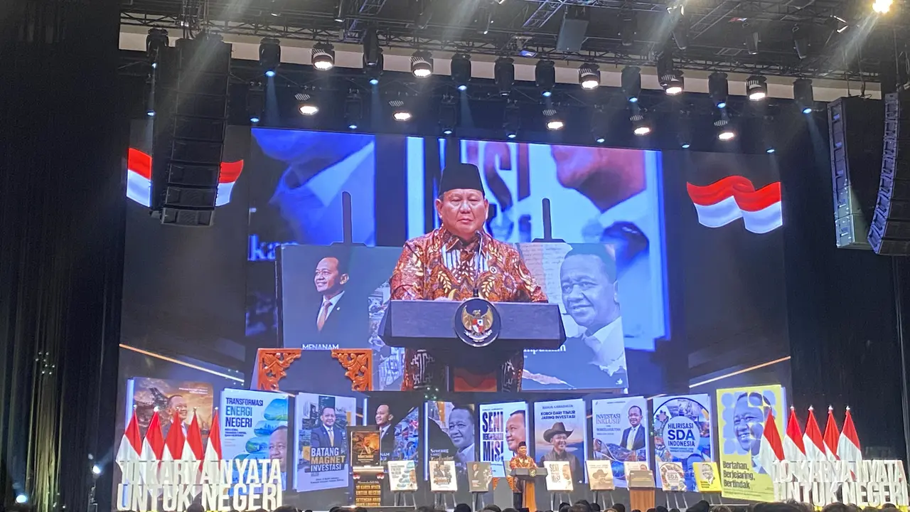 Presiden Prabowo Subianto pada acara Peluncuran dan Bedah Buku 10 Karya Nyata untuk Negeri Setengah Abad karya Menteri Energi dan Sumber Daya Mineral (Menteri ESDM) Bahlil Lahadalia, Jumat (7/8/2026). (Liputan6.com/Devira)