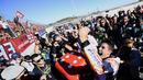 Marc Marquez (kanan) merayakan keberhasilan meraih gelar juara dunia MotoGP 2017 bersama fans pada balapan MotoGP Valencia di Ricardo Tormo Circuit, Cheste, (12/11/2017). Gelar tersebut merupakan yang keempat buat Marquez.  (AFP/Jose Jordan)