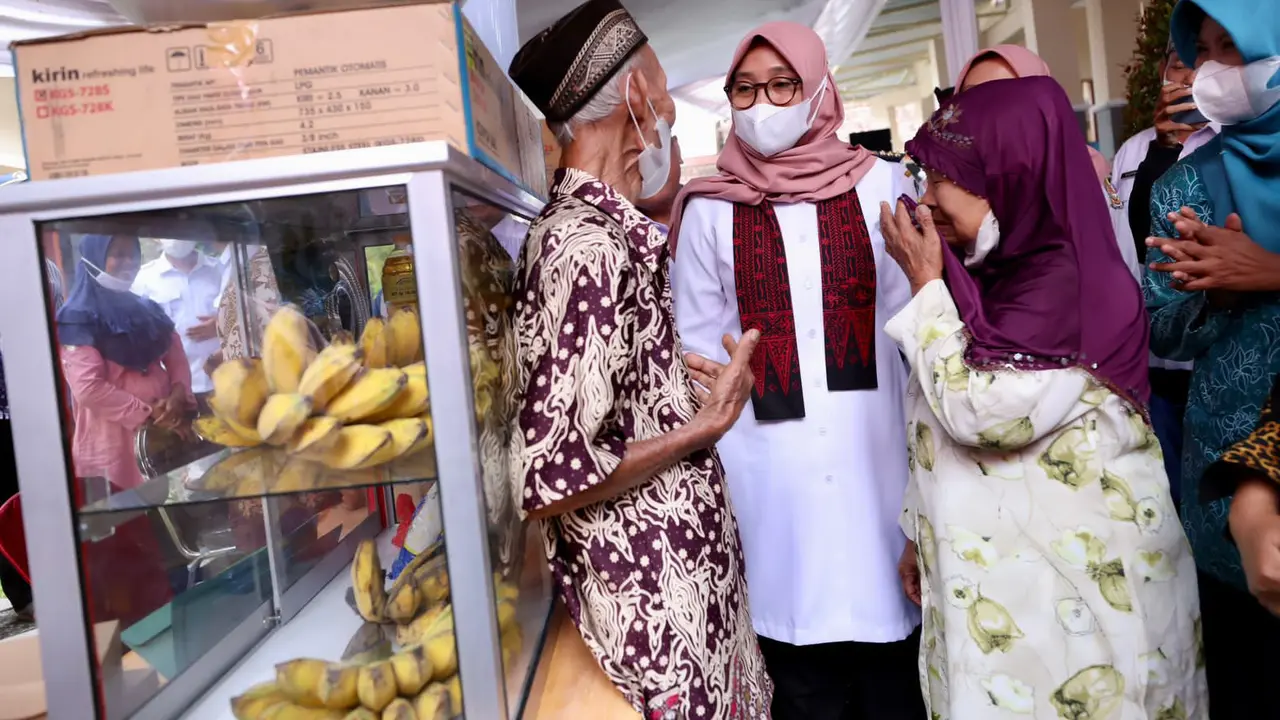 Bupati Banyuwangi Ipuk Fiestiandani serahkan bantuan peralatan usaha dan bahan baku kepada warga Banyuwangi (Istimewa)
