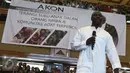 Aliaune Damala Akon Thiam alias Akon tampil menghibur di Kementerian Sosial, Jakarta, Rabu (8/3). Akon menggelar mini konser yang bertema "AKON Terangi Suku Anak Dalam, Orang Rimba, dan Komunitas Adat Terpencil". (Liputan6.com/Helmi Afandi)