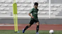 Pemain Timnas Indonesia U-22, Firza Andika, mengontrol bola saat latihan di Stadion Madya, Jakarta, Kamis (17/1). Latihan ini merupakan persiapan jelang Piala AFF U-22. (Bola.com/Yoppy Renato)