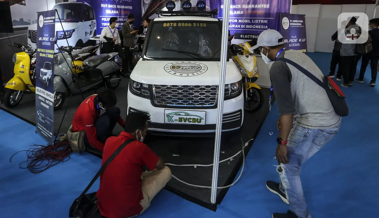 Mobil listrik dihadirkan pada pameran kendaraan listrik Persatuan Industri Kendaraan Listrik Indonesia (Periklindo) Electric Vehicle Show di JIEXPO Kemayoran, Jakarta, Jumat (22/7/2022). Pameran yang berlangsung pada 22-31 Juli 2022 ini menampilkan beragam inovasi untuk kendaraan listrik, mobil dan motor. (Liputan6.com/Johan Tallo)