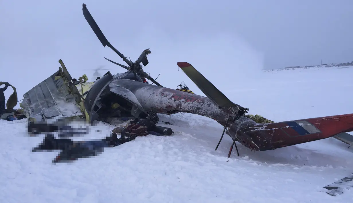 Tampak Jenazah penumpang helikopter Mi - 8 yang jatuh di dekat kota Igarka, Krasnoyarsk , Rusia, Kamis (26/11). Helikopter yang membawa karyawan perusahaan minyak  Rosneft ini jatuh di daerah bersalju Krasnoyarsk. (REUTERS)