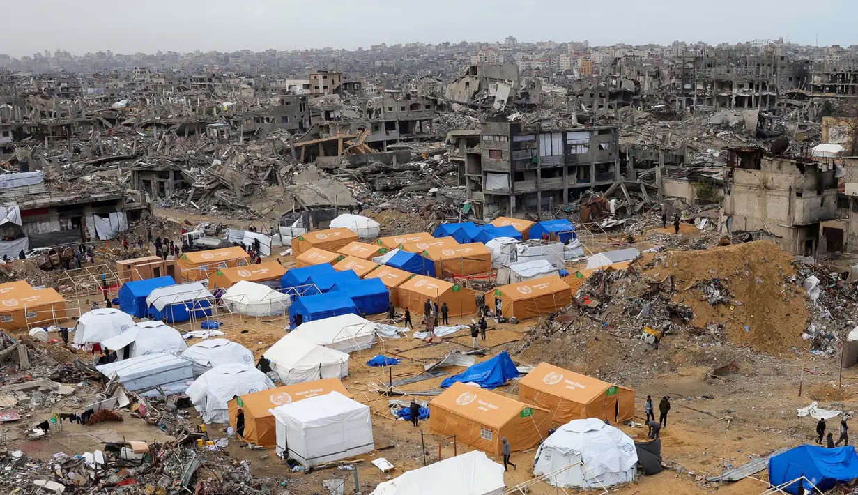 Minimnya bantuan tenda perlindungan menyebabkan ribuan keluarga terpaksa tidur di tempat terbuka di tengah cuaca dingin. (Bashar TALEB/AFP)