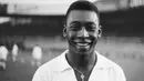 <p>Di level klub, Pele yang semasa aktif bermain tercatat hanya membela dua klub hingga ia pensiun pada 1977, yaitu Santos dan New York Cosmos, pernah mencetak total 127 gol selama setahun pada 1959, meski tak ada bukti konkret atas raihan tersebut. (AFP)</p>