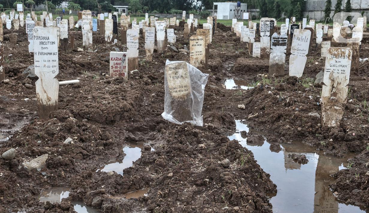 Suasana kompleks makam protokol Covid-19 di TPU Bambu Apus, Jakarta, Selasa (2/3/2021). TPU Bambu Apus kini tidak lagi menampung pemakaman jenazah protokol Covid-19 akibat lahan di dua blok sudah penuh dan dialihkan ke TPU Srengseng Sawah. (merdeka.com/Iqbal S Nugroho)