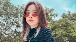 Punya wajah cantik natural, dara kelahiran 1999 tersebut tampil chic ketika pakai atasan bermotif bak macan ditambah dengan aksesoris kalung rantai. Tak lupa ia juga pakai kacamata jenis tiny sunglasses merah. (Liputan6.com/IG/@jessicajane99)