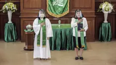 Pendeta dan majelis yang bertugas memberikan salam kepada jemaat saat misa di Gereja Protestan Indonesia Bagian Barat (GPIB) Effatha, Jakarta, Minggu (5/7/2020). Jemaat GPIB Effatha untuk pertama kalinya melaksanakan misa pada keadaan kenormalan baru. (Liputan6.com/Johan Tallo)