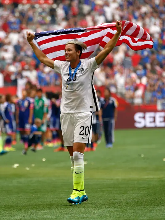 Abby Wambach mengibarkan bendera nasional negaranya  merayakan usai memenangkan gelar juara Piala Dunia wanita 2015 di BC Place, Kanada, Senin (6/7/2015). Amerika berhasil mengalahkan Jepang dengan skor 5-2.  (Reuters/Michael Chow)