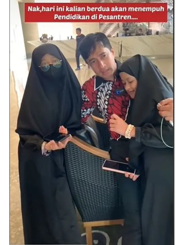 6 Momen Irfan Hakim Antar Putri Kembarnya Masuk Pesantren, Penuh Haru