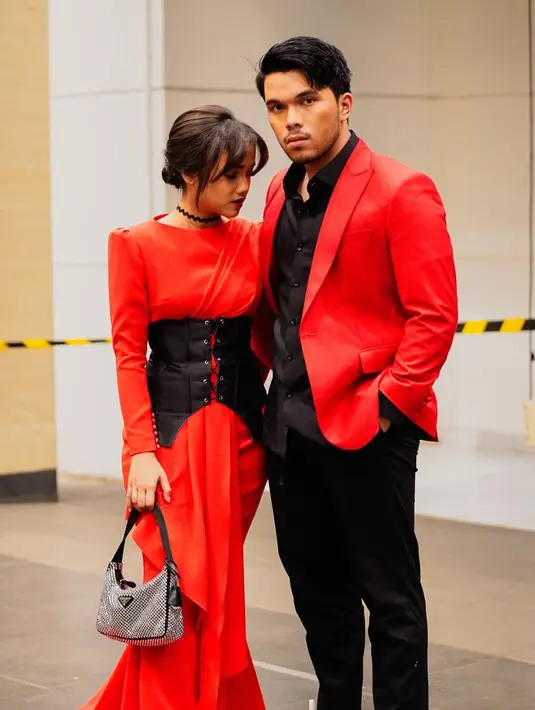 Kesan swag dan edgy terlihat dari gaya twist dress dan setelan yang dipadukan dengan sneaker (Foto: Instagram @thariqhalilintar)