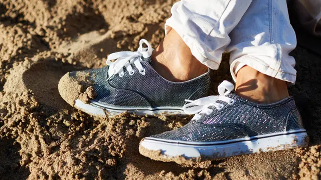 Cara sederhana untuk mengeringkan sepatu sekolah anak