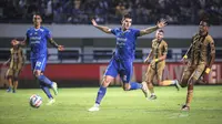 Pemain Persib Bandung, Nick Kuipers pada laga lanjutan pekan ke-3 BRI Liga 1 2023/2024 antara Persib Bandung melawan Dewa United FC di Stadion Gelora Bandung Lautan Api (GBLA), Bandung, Jumat (14/07/2023). (Bola.com/Bagaskara Lazuardi)