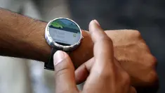 Sebuah jam tangan pintar diperkenalkan di konferensi pengembang aplikasi Google I/O 2014 di San Francisco, Amerika Serikat, (25/6/2014). (REUTERS/Elia Nouvelage) 