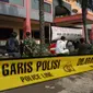 Garis kepolisian tampak dipasang di lokasi ledakan yang mengakibatkan Jalan Raden Inten terpaksa ditutup sementara, Jakarta, Senin (16/11). Ledakan terjadi sekitar pukul 03.30 Wib dan melukai Mulana, seorang petugas keamanan. (Liputan6.com/Gempur M Surya)