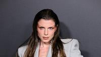 Julia Fox berpose saat menghadiri Pembukaan Pameran Mugler Couturissime di Museum Brooklyn  di New York City pada 15 November 2022. Julia Fox yang sebelumnya berkencan dengan mantan suami Kim Kardashian, Kanye West memilih blazer yang dipotong dan rok berpinggang rendah yang memamerkan sosok bugarnya saat dia memimpin selebriti di acara bertabur bintang. (Theo Wargo/Getty Images/AFP)