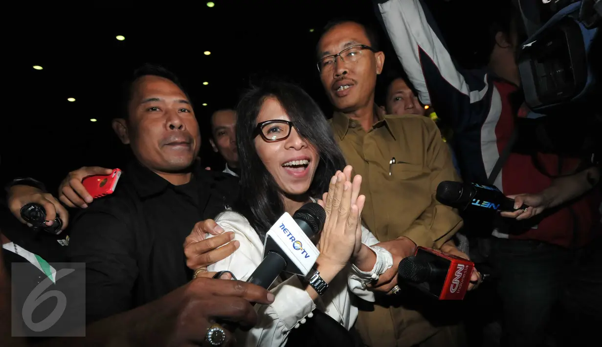 Mantan penyanyi latar, Fransisca Insani Rahesti usai diperiksa KPK, Jakarta, Selasa (27/10/2015). Fransisca diperiksa sebagai saksi  tersangka Rio Capella dalam penyidikan suap anggota DPR terkait penyelidikan di Kejati Sumut. (Liputan6.com/Helmi Afandi) 