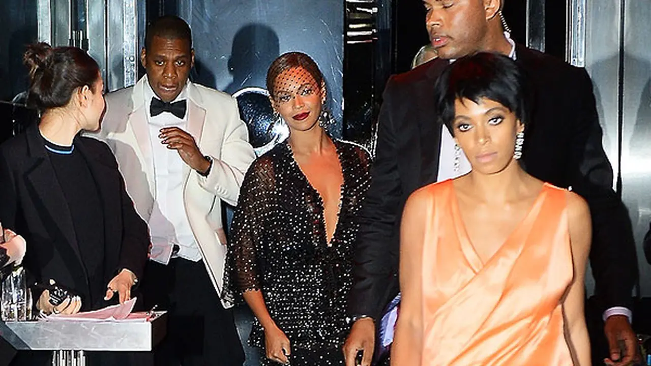 Ini Penyebab Solange Memukul dan Menendang Jay Z di Depan Beyonce