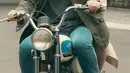 Tepat saat jadwal konferensi pers digelar, Arbani Yasiz unggah foto saat dirinya mengendarai motor Dilan dan membonceng seseorang. Perankan sosok Dilan masa kuliah tahun 1995, beberapa warganet sebut jika aktor berusia 28 tahun ini sangat cocok jika harus berperan sebagai geng motor dan anak kuliahan. (Liputan6.com/IG/@arbaniyasiz)