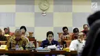 Menteri Kesehatan Nila Moeloek saat Rapat Dengar Pendapat (RPD) dengan Komisi IX DPR, di Kompleks Parlemen Senayan, Jakarta, Senin (27/8). (Liputan6.com/JohanTallo)
