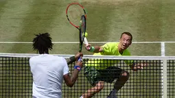 Ekspresi Philipp Kohlschreiber (facing) of Germany plays a backhand during the quarter final of the ATP tennis tournament against Gael Monfils of France in Stuttgart, Germany, 12 June 2015.  (EPA/Marijan Murat)