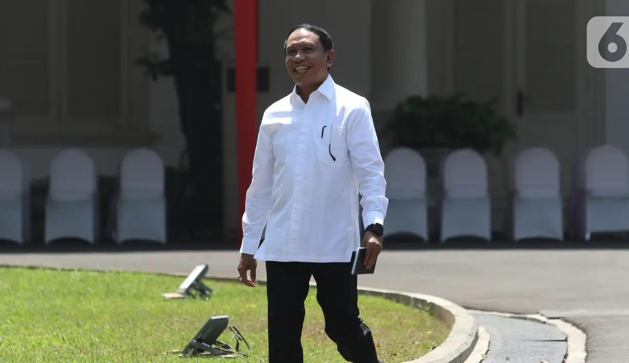 Politikus Partai Golkar Zainudin Amali tersenyum saat tiba di Istana, Jakarta, Selasa (22/10/2019). Belum diketahui posisi apa yang akan diisi oleh Zainudin dalam kementerian Kabinet Kerja Jilid II. (Liputan6.com/Angga Yuniar)