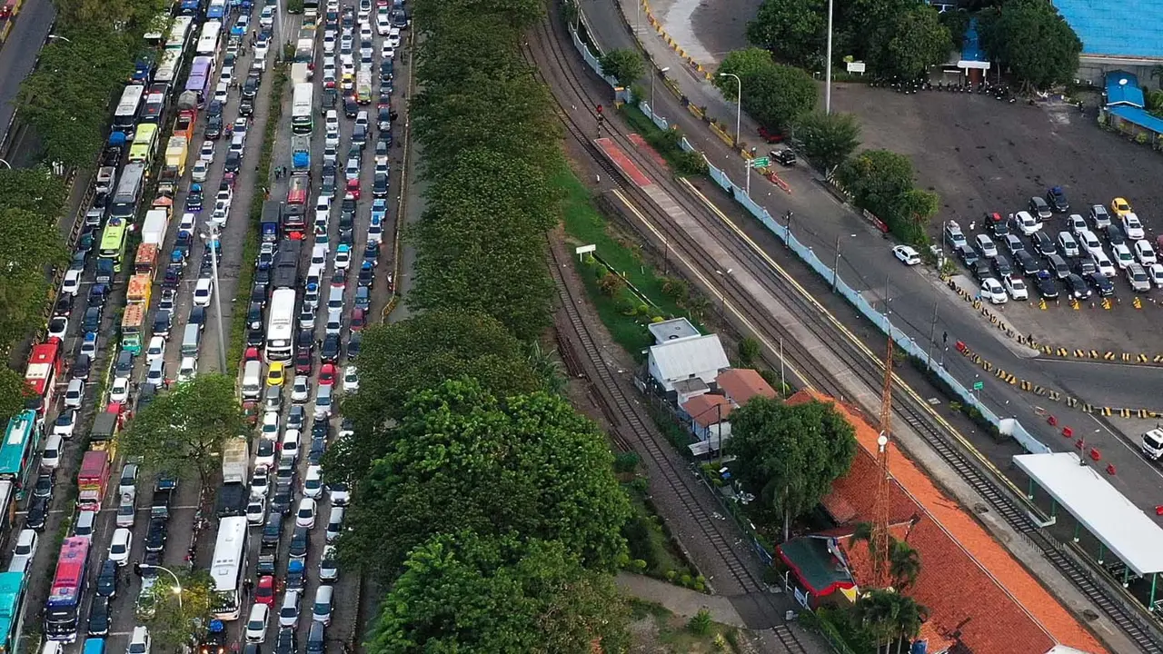 Antrean Kendaraan Pemudik Padati Dermaga Pelabuhan Merak