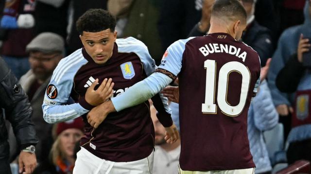 Gelandang Aston Villa asal Argentina #10, Emiliano Buendia (kanan), meninggalkan lapangan setelah digantikan oleh gelandang Aston Villa asal Inggris #19, Jadon Sancho, dalam pertandingan Phase League&nbsp;Liga Europa antara Aston Villa dan Bologna di Villa Park, Birmingham, Inggris tengah, pada 25 September 2025. (JUSTIN TALLIS/AFP)