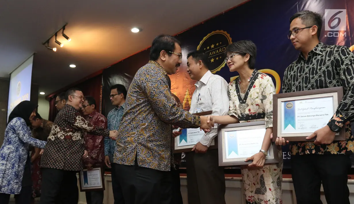 Head of Protokol and Public Affairs Irnawati W Kahardja yang mewakili PT Surya Citra Media Tbk (dua kanan) berjabat tangan usai mendapatkan piagam penghargan dalam CSA Award 2019, Jakarta, Kamis (18/7/2019). SCM mendapat penghargaan CSA Award 2019 katagori growth stock. (Liputan6.com/Angga Yuniar)