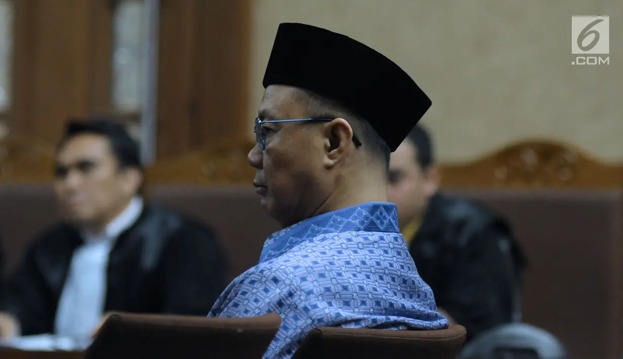 Terdakwa penerbitan SKL terhadap obligor BLBI, Syafruddin Arsyad Temenggung saat mengikuti sidang lanjutan di Pengadilan Tipikor, Jakarta, Kamis (31/5). Eksepsi eks Kepala BPPN tersebut ditolak dan sidang dilanjutkan (Liputan6.com/Helmi Fithriansyah)