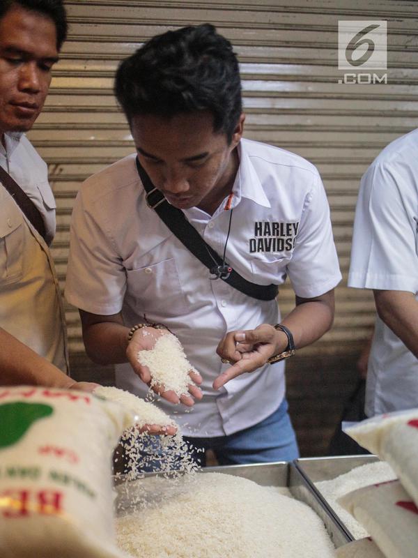 Tim Satgas Pangan Polda Metro Jaya dan Perum Bulog mengecek kualitas beras saat melakukan peninjauan di Pasar Tomang Barat, Jakarta, Rabu (21/11). Kegiatan tersebut untuk memantau stabilitas harga beras medium di pasaran. (Liputan6.com/Faizal Fanani)