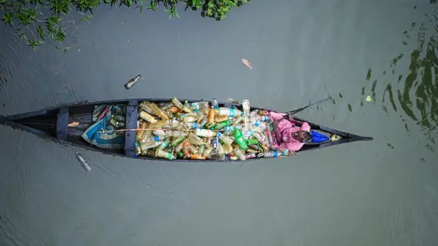 Pria Disabilitas Bersihkan Sampah di Sungai Selama Bertahun-tahun Pakai Perahu, Kisahnya Viral