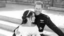 Foto pernikahan Pangeran Harry dan Meghan Markle di East Terrace, Windsor Castle, Inggris yang dirilis 21 Mei 2018. Foto portrait Harry dan Meghan diambil dengan konsep hitam-putih untuk menambah kesan romantis. (Alexi Lubomirski/Kensington Palace via AP)